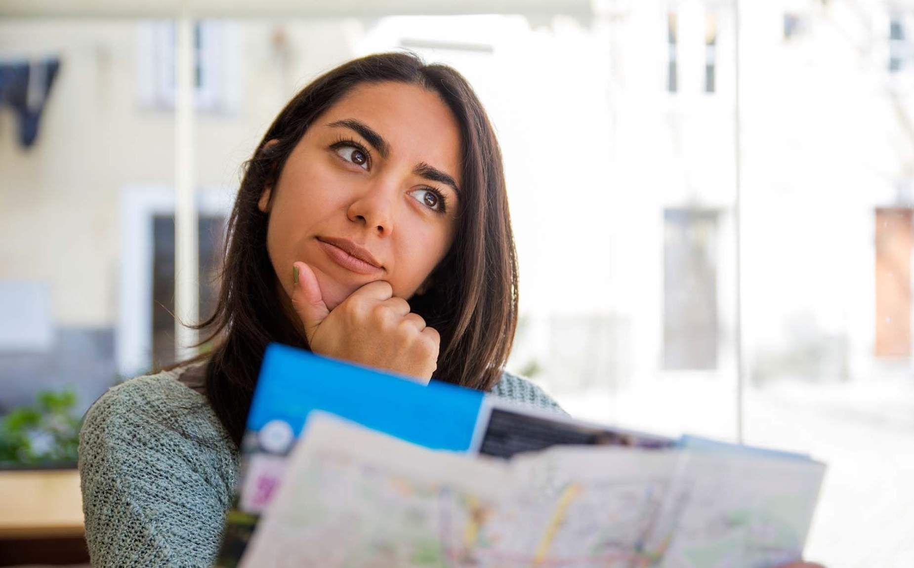 Mujer planificando su viaje