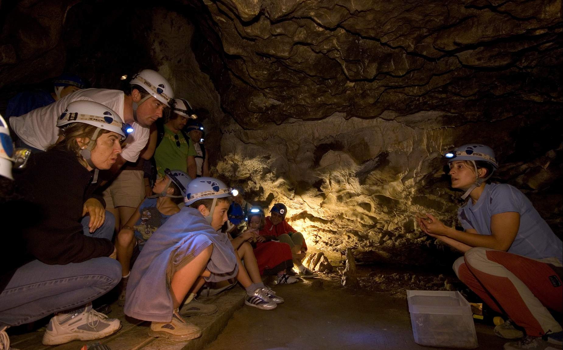 
Varios turistas en una cueva con un gu&iacute;a