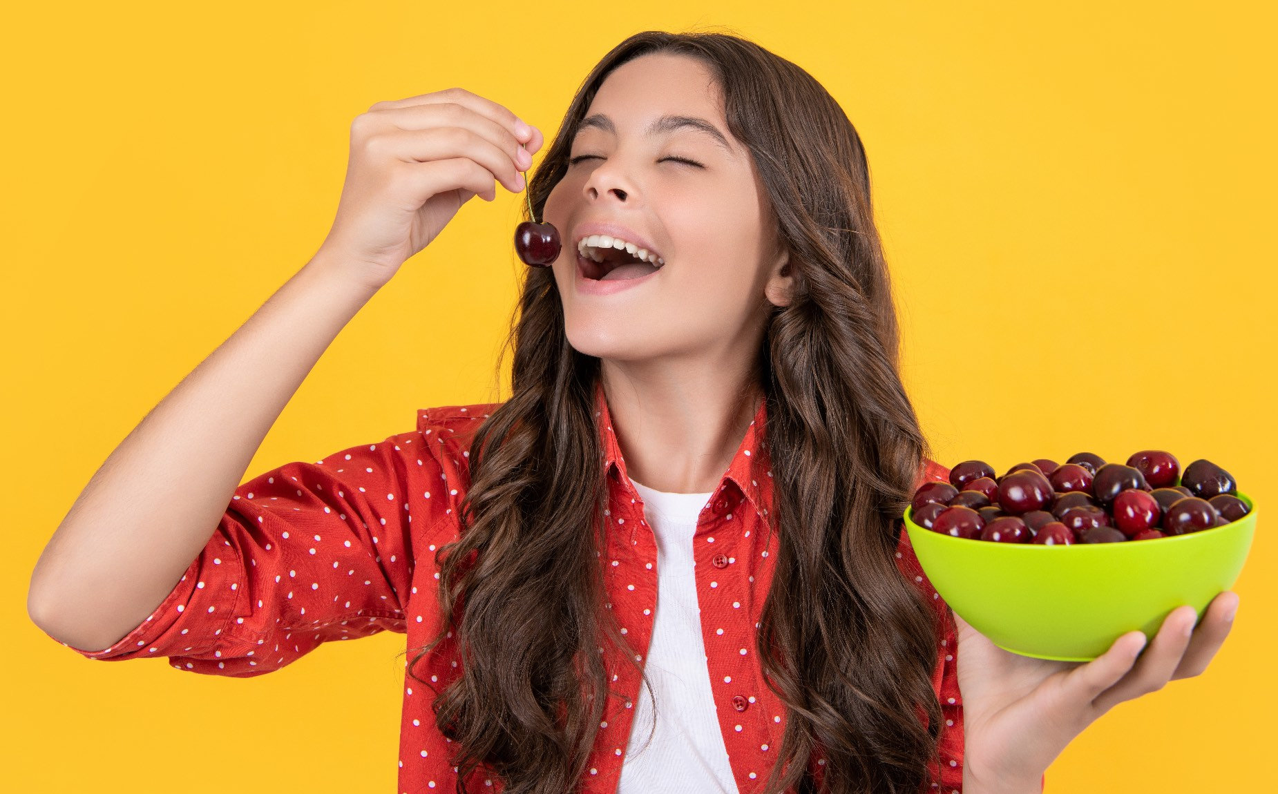 persona comiendo cerezas del Valle del jerte