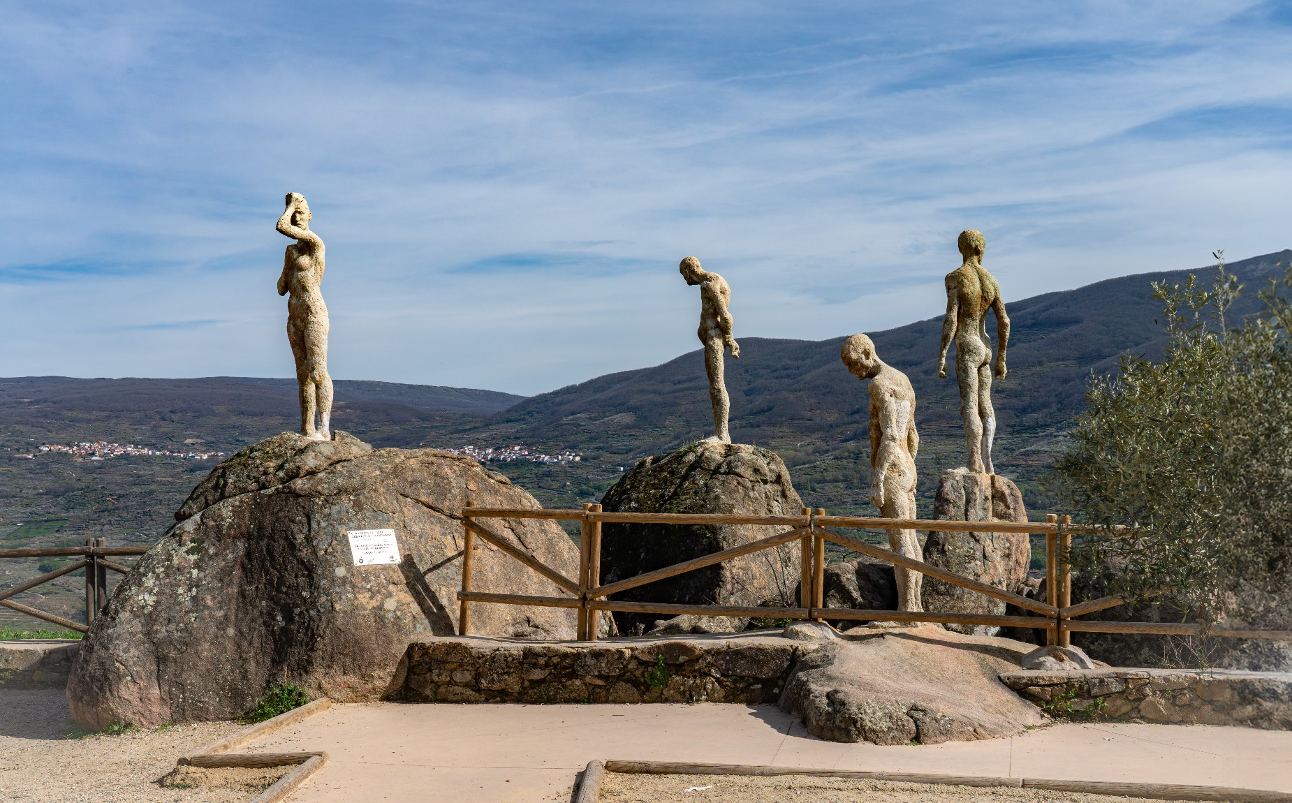 Vista general del mirador, con las cuatro figuras y el mirador al fondo.