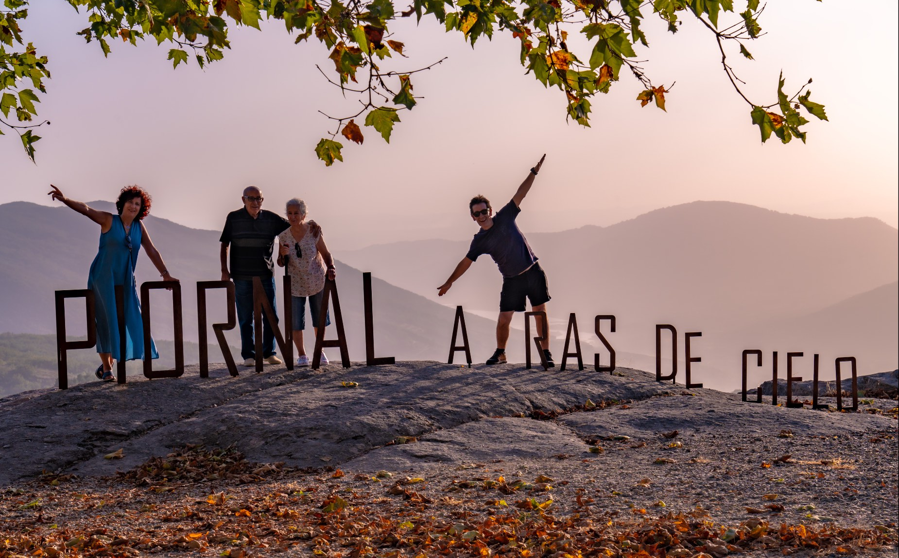 Atardecer desde el Mirador de Piornal. Personas posando para las fotos.