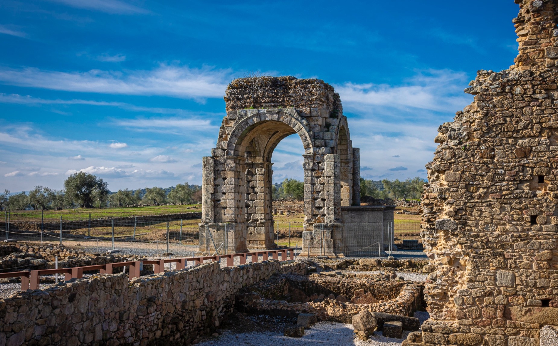 Vista de las ruinas de C&aacute;parra y su famoso arco romano