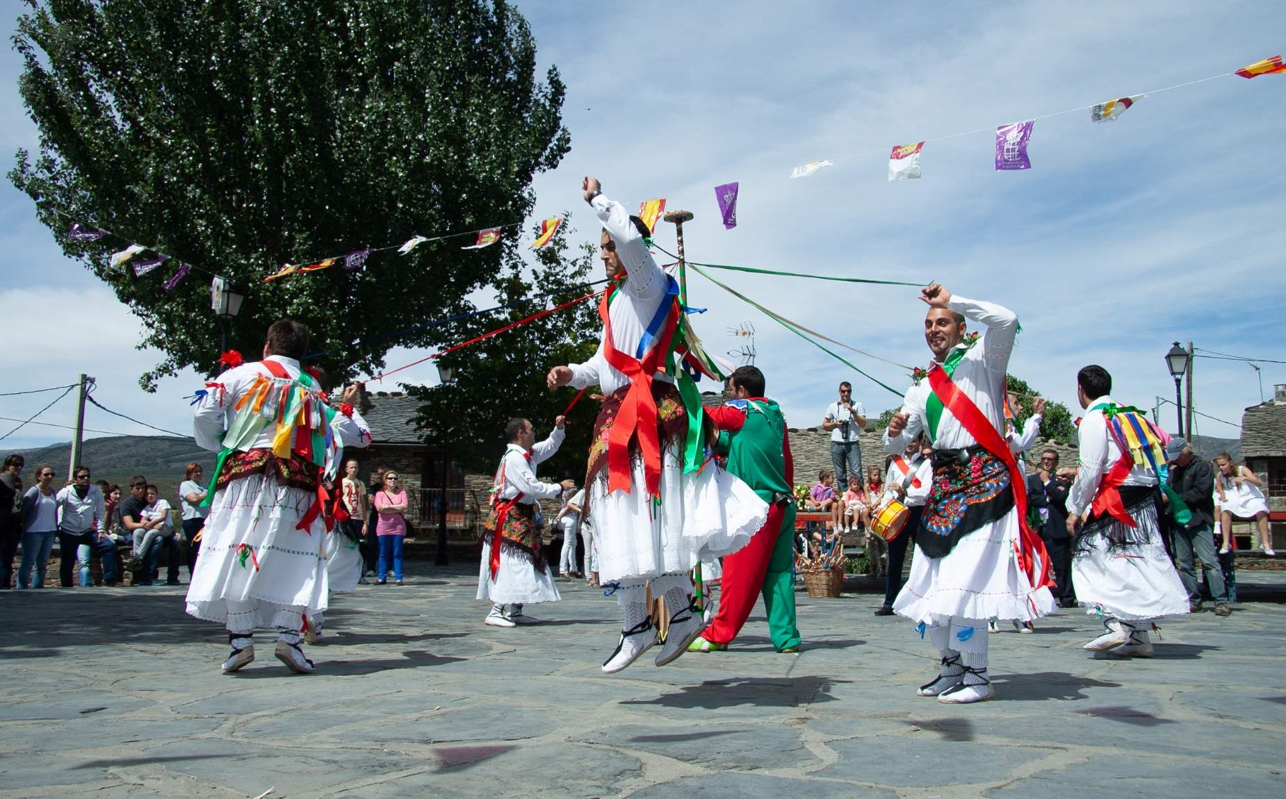 varias personas realizando un baile tradicional