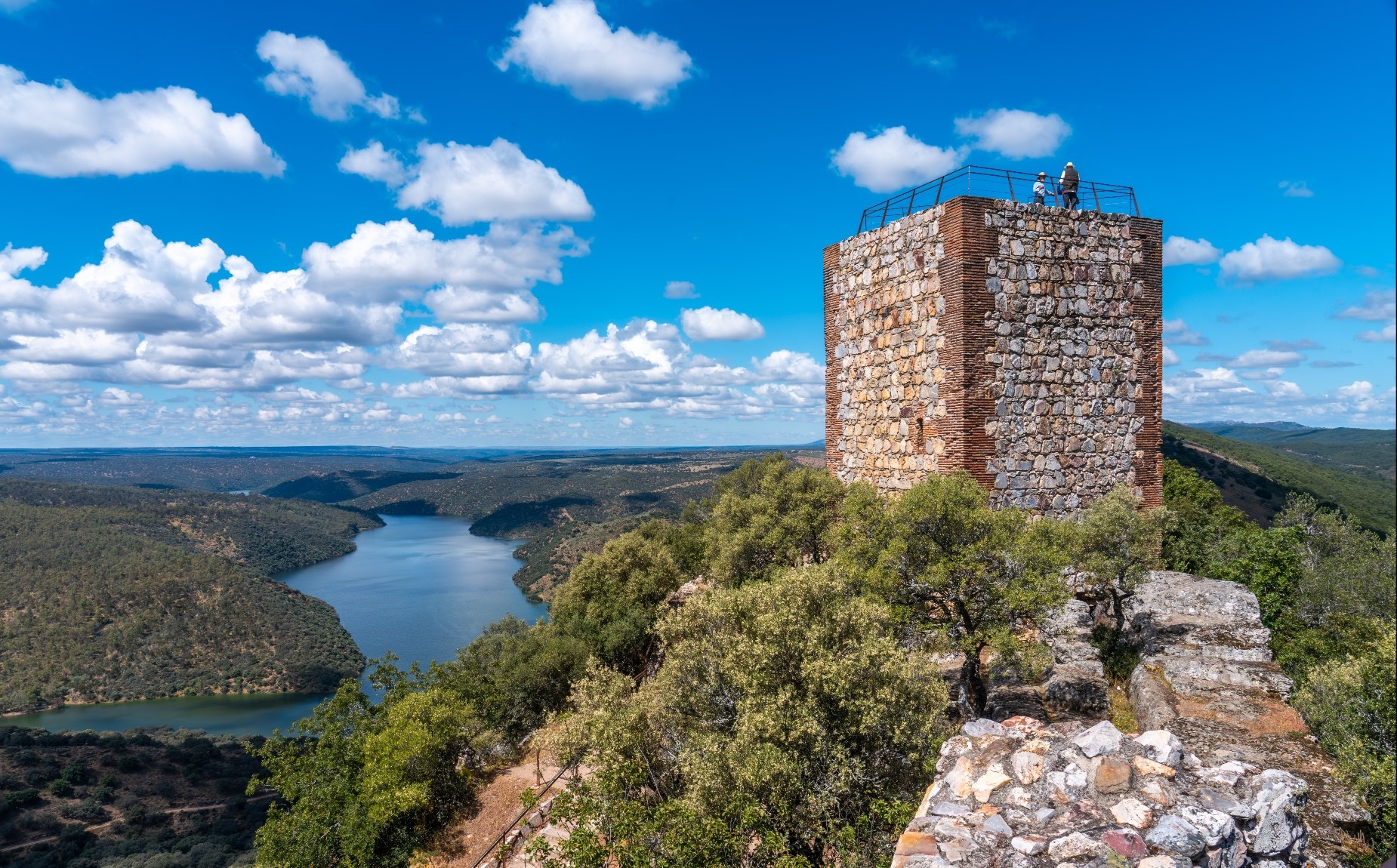 Vista De la Torre m&aacute;s alta del castillo, desde donde los turistas pueden contemplar todo el parque.
