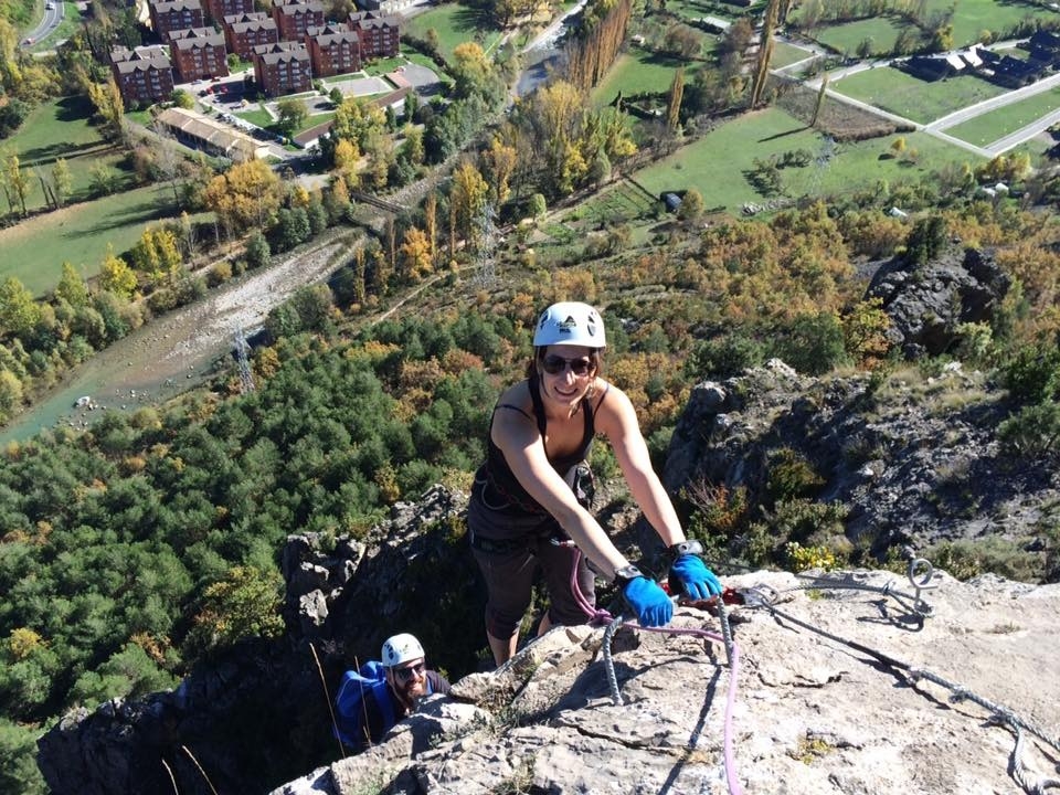  Una chica escalando por la montaña.