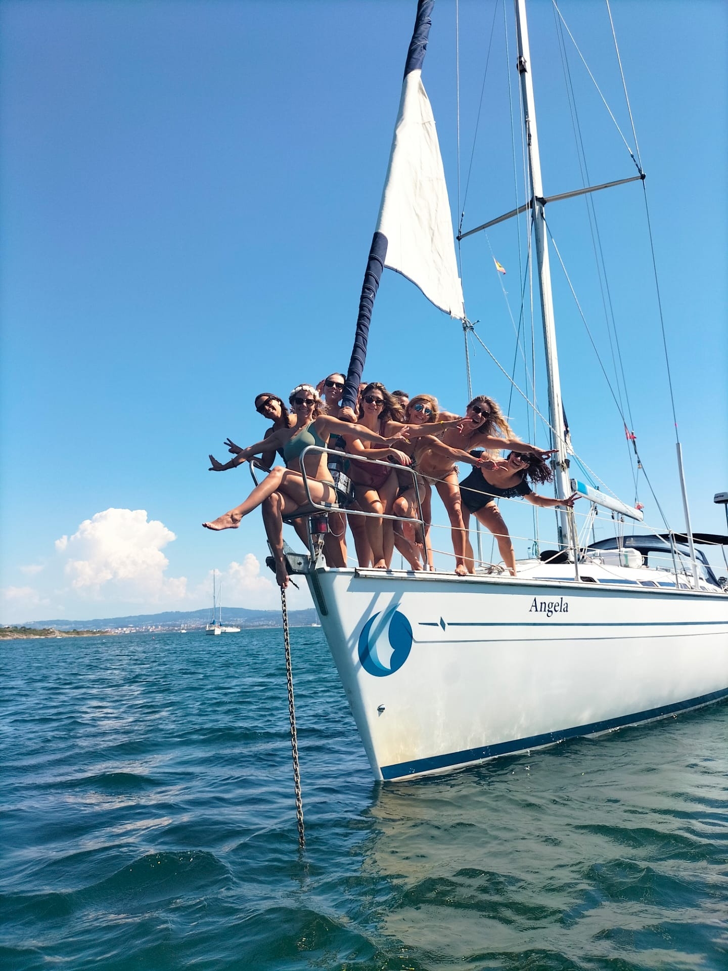  chicas en velero por el mar