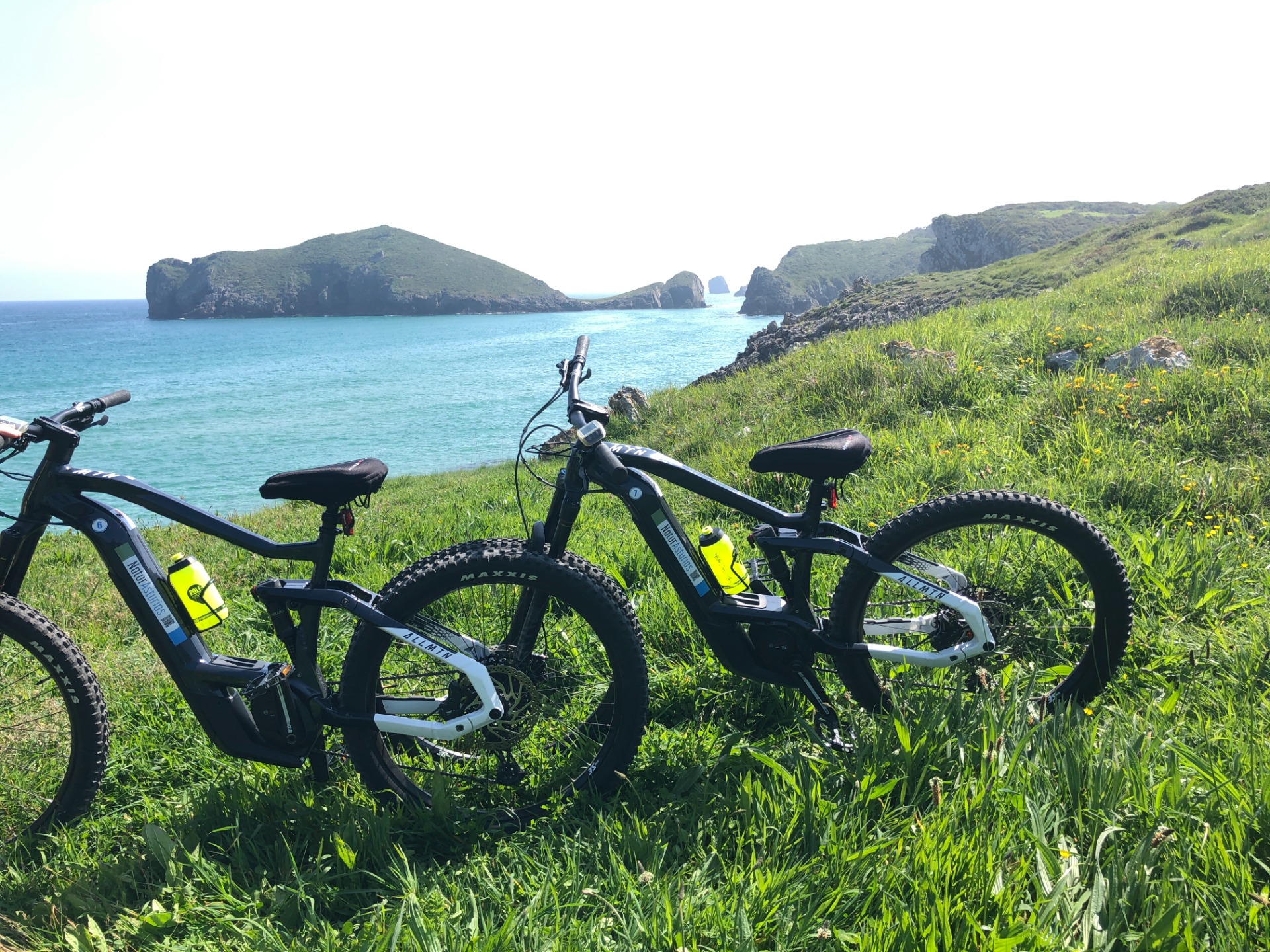 Imagen de &iexcl;Visitas guiada en Bicicleta el&eacute;ctrica (e-bike) por lugares &uacute;nicos de Llanes!