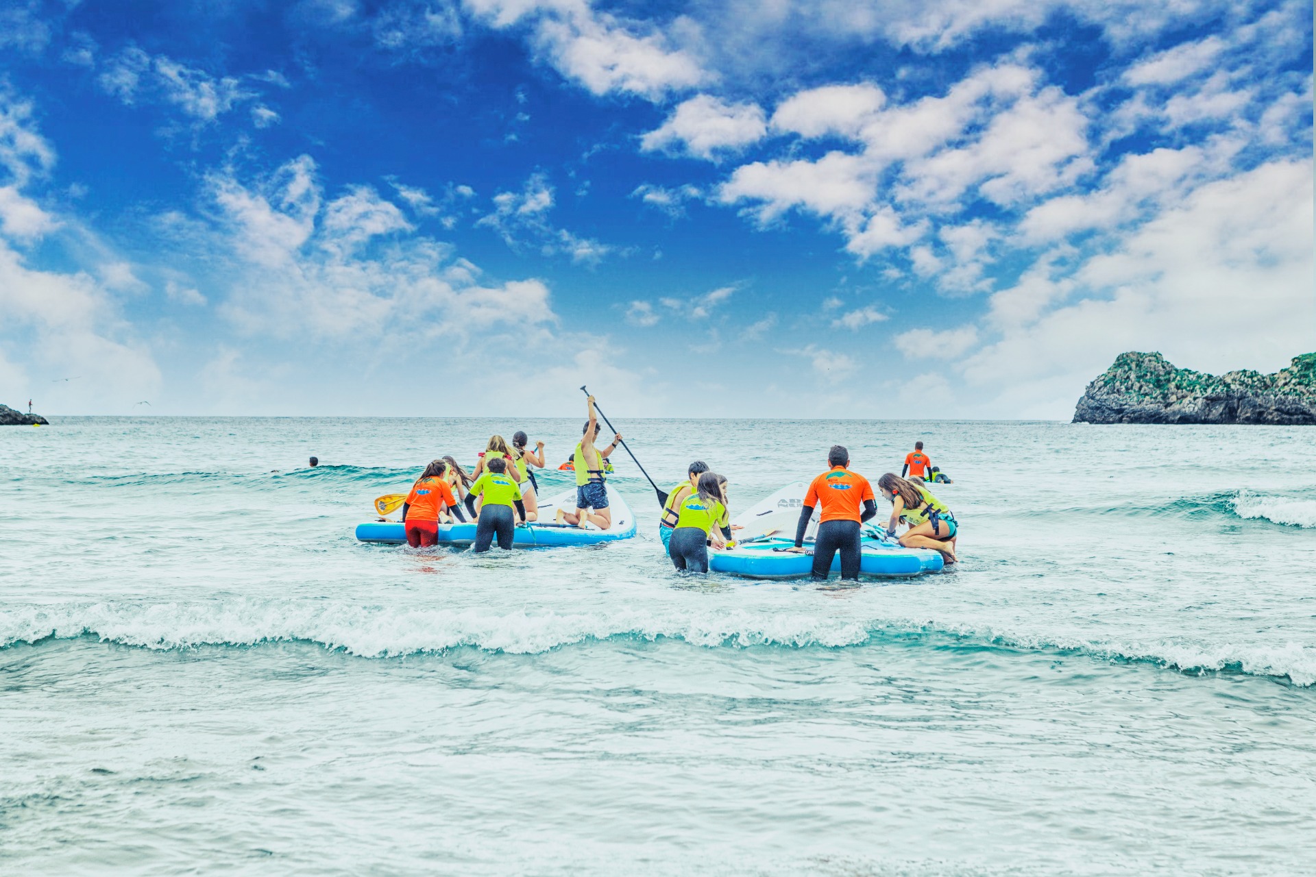 Imagen de &iexcl;S&uacute;bete a la tabla gigante!: Alquiler Big Sup para grupos en Llanes