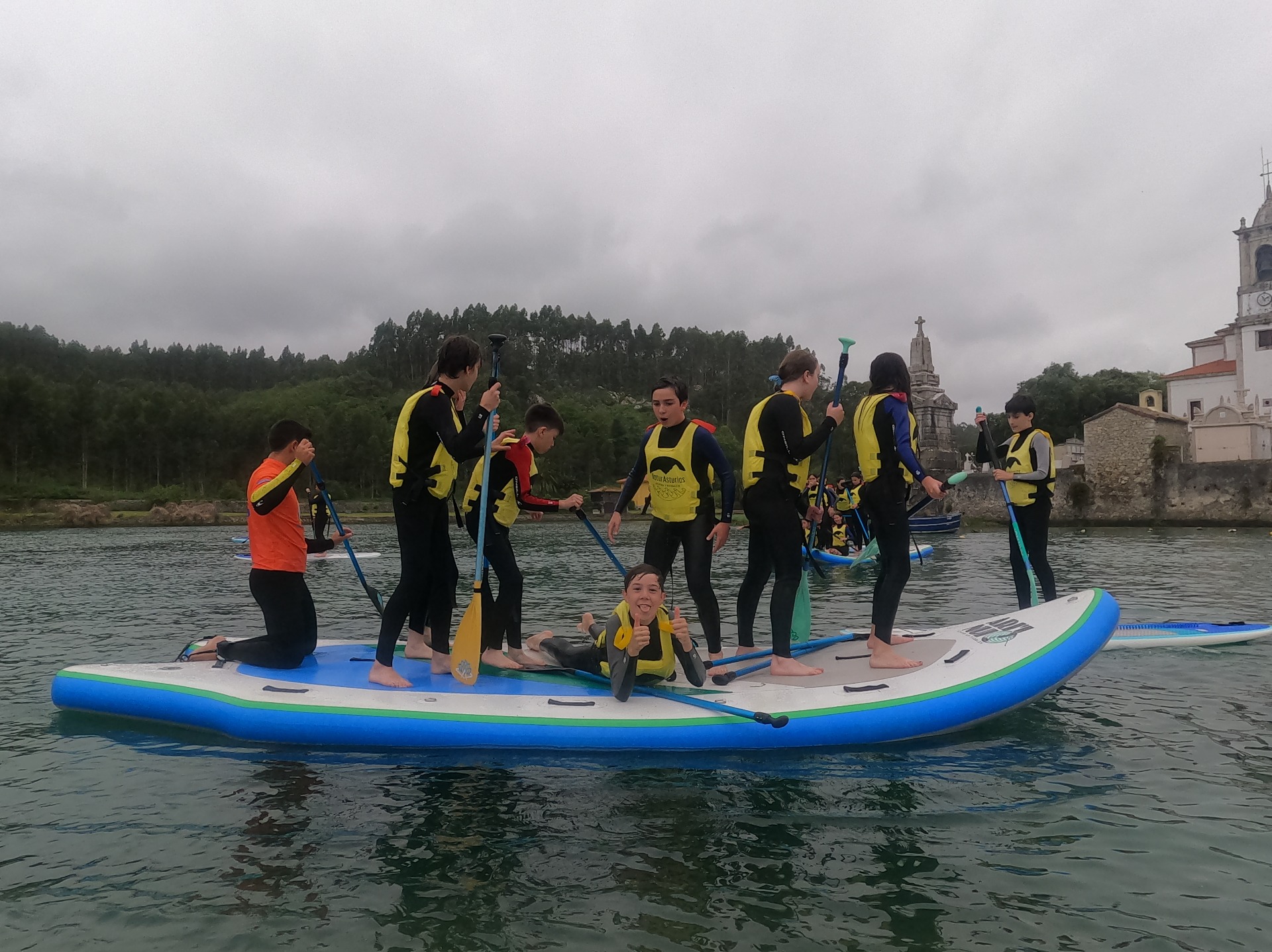 Imagen de &iexcl;S&uacute;bete a la tabla gigante!: Alquiler Big Sup para grupos en Llanes
