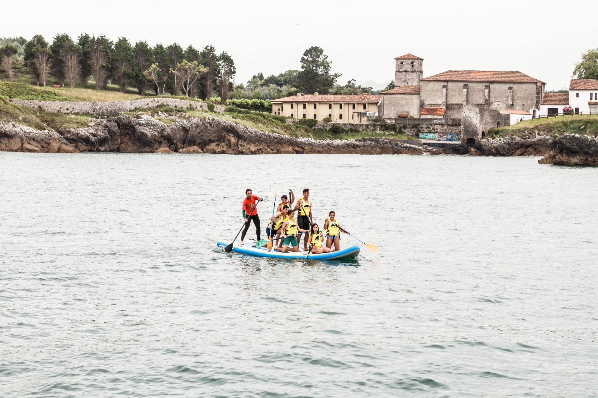 Imagen de &iexcl;S&uacute;bete a la tabla gigante!: Alquiler Big Sup para grupos en Llanes