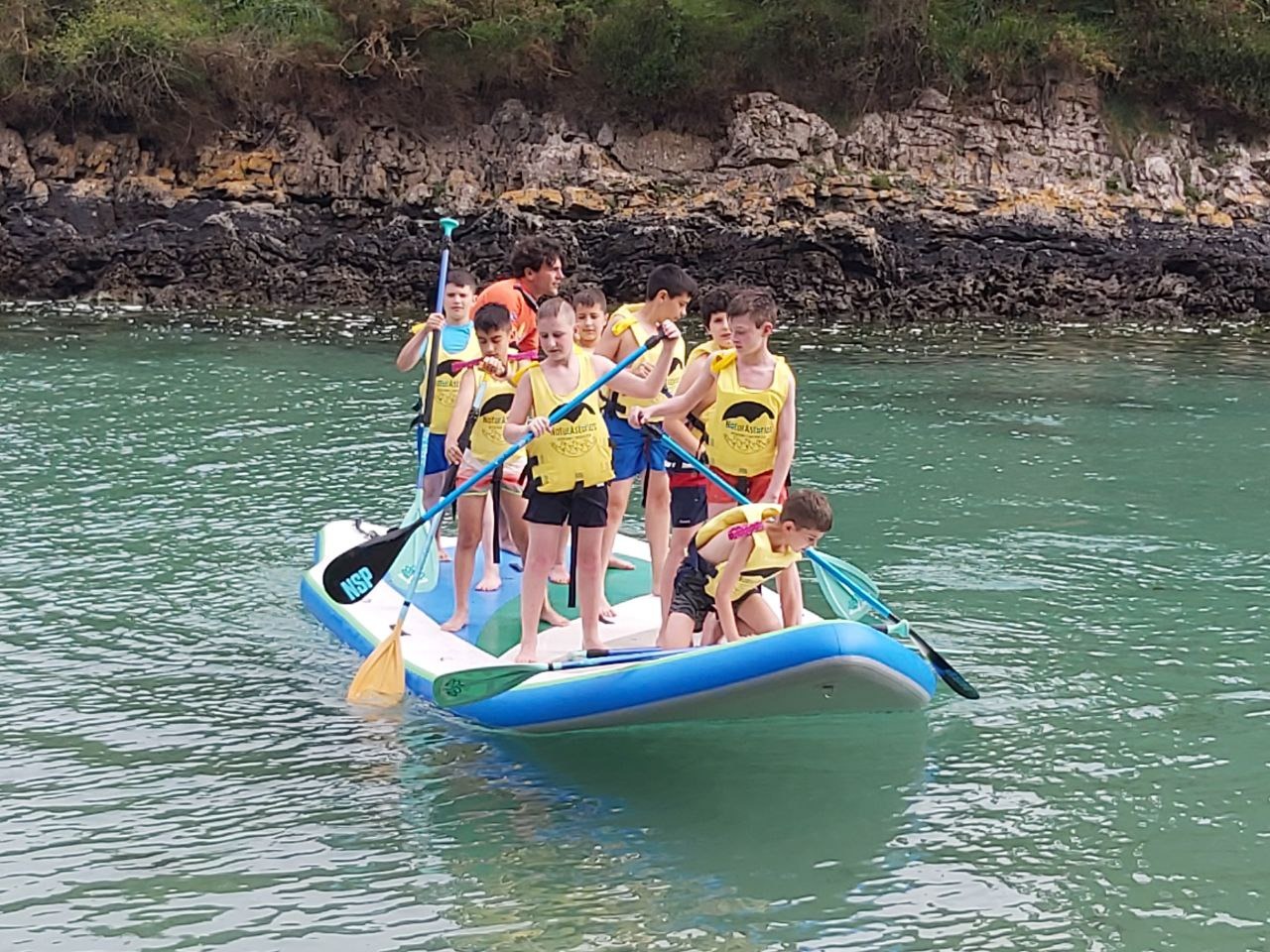 Imagen de &iexcl;S&uacute;bete a la tabla gigante!: Alquiler Big Sup para grupos en Llanes