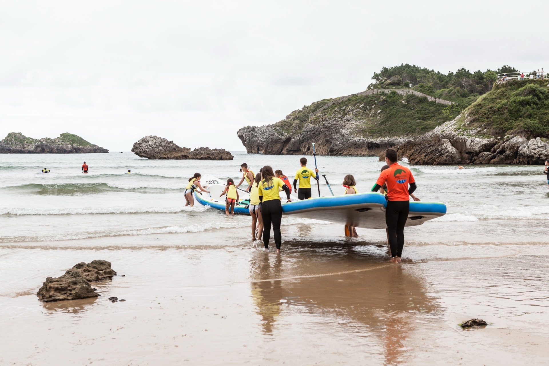 Imagen de &iexcl;S&uacute;bete a la tabla gigante!: Alquiler Big Sup para grupos en Llanes