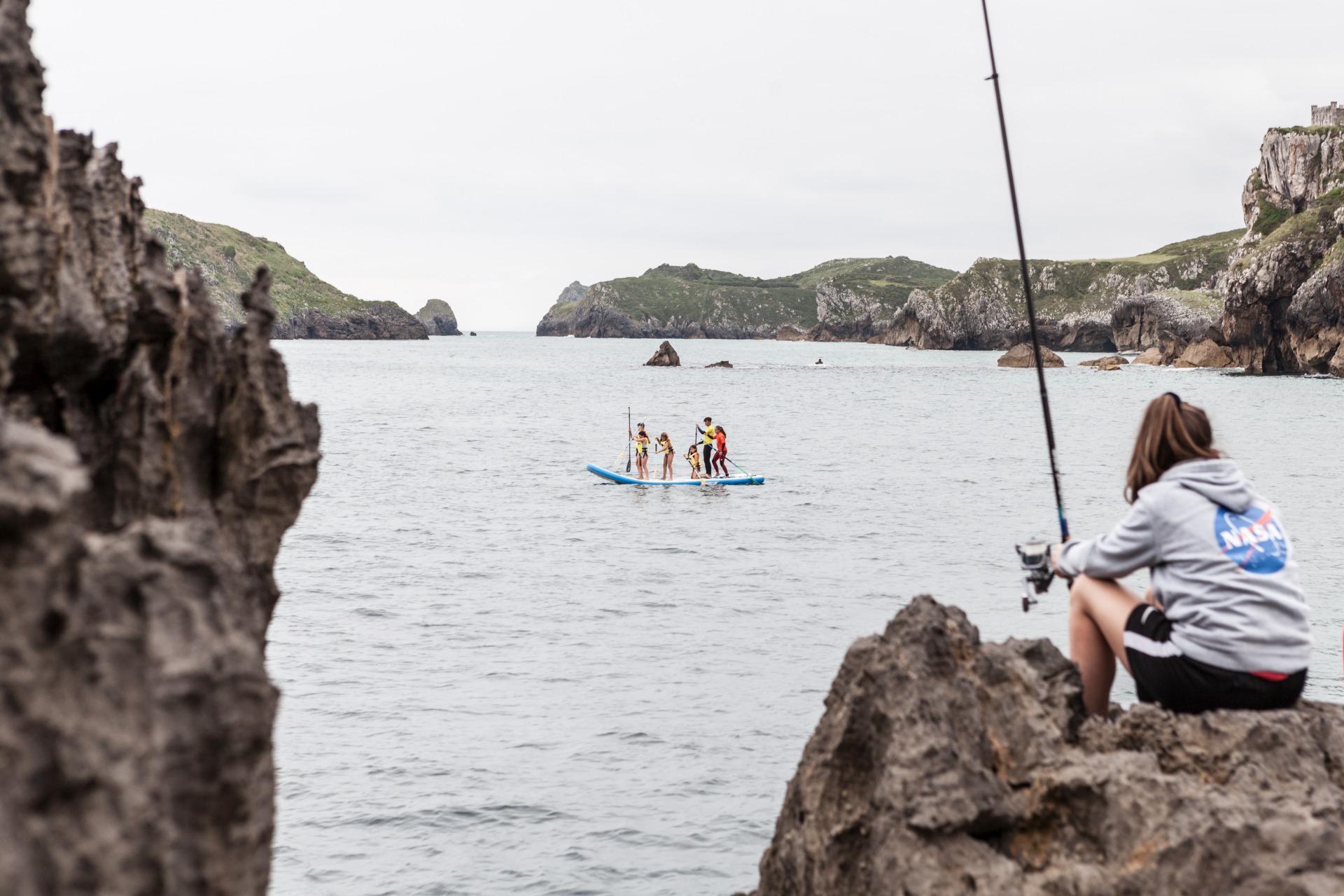 Imagen de &iexcl;S&uacute;bete a la tabla gigante!: Alquiler Big Sup para grupos en Llanes