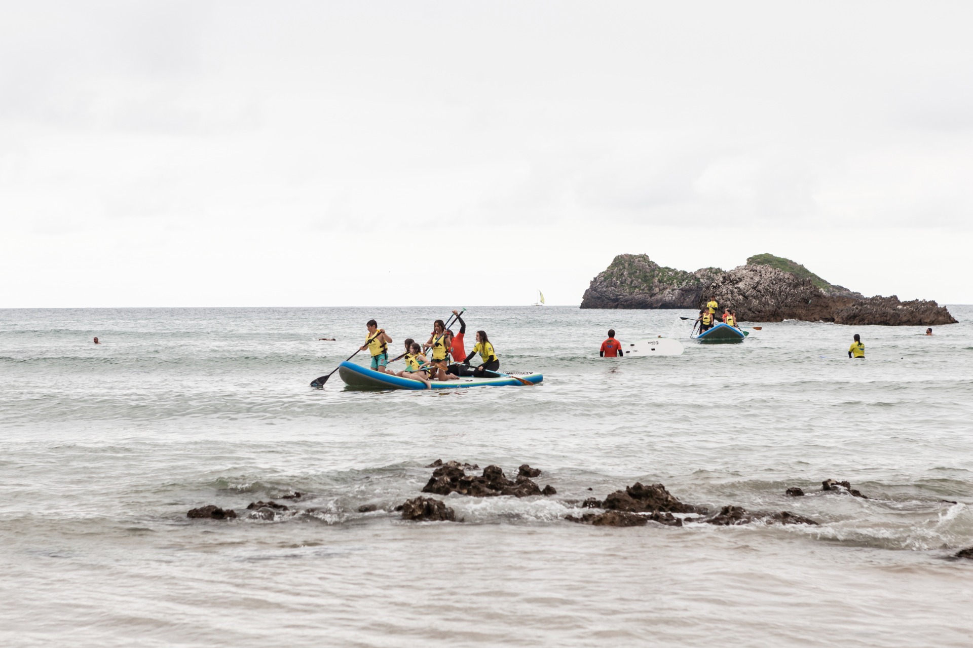 Imagen de &iexcl;S&uacute;bete a la tabla gigante!: Alquiler Big Sup para grupos en Llanes