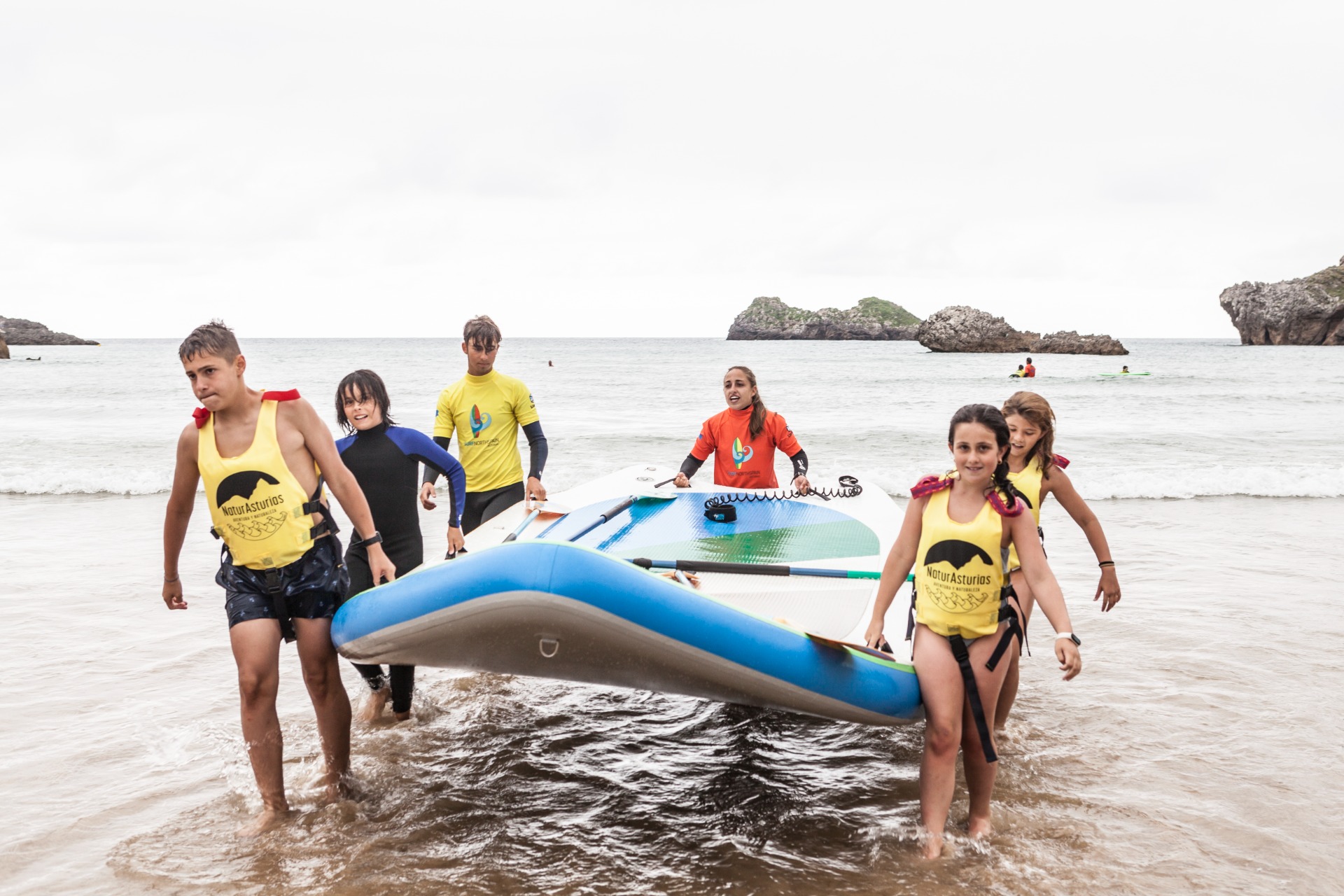 Imagen de &iexcl;S&uacute;bete a la tabla gigante!: Alquiler Big Sup para grupos en Llanes