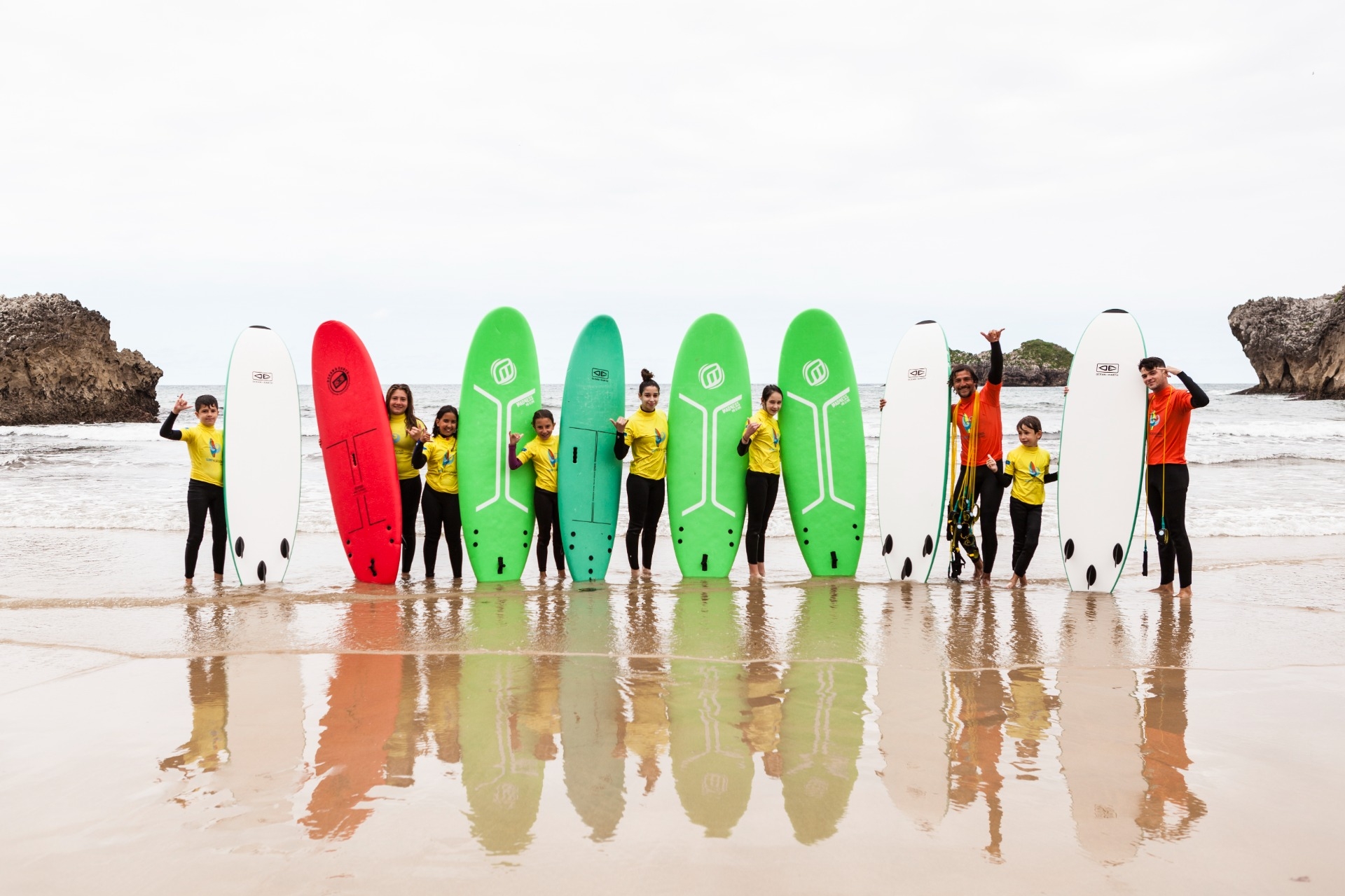 Imagen de Diversión y aprendizaje garantizado: Clases de surf para niños en Llanes