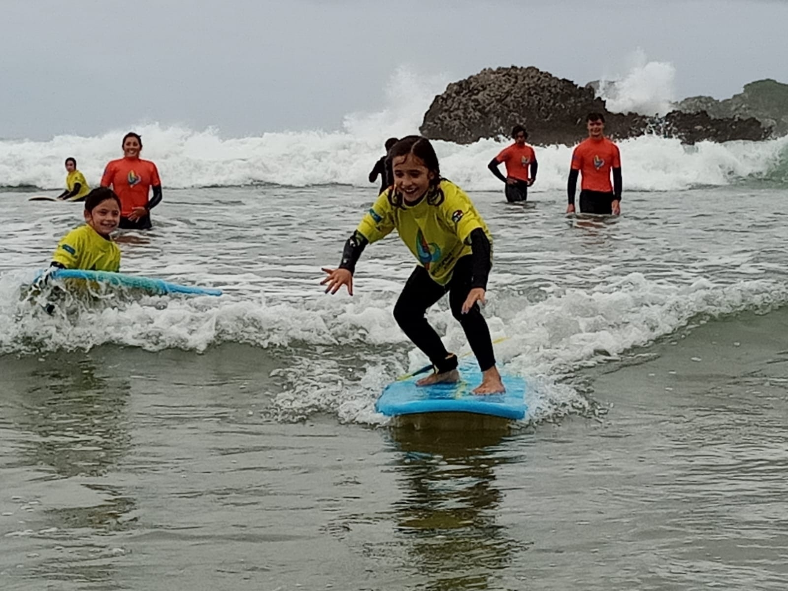 Imagen de Diversión y aprendizaje garantizado: Clases de surf para niños en Llanes