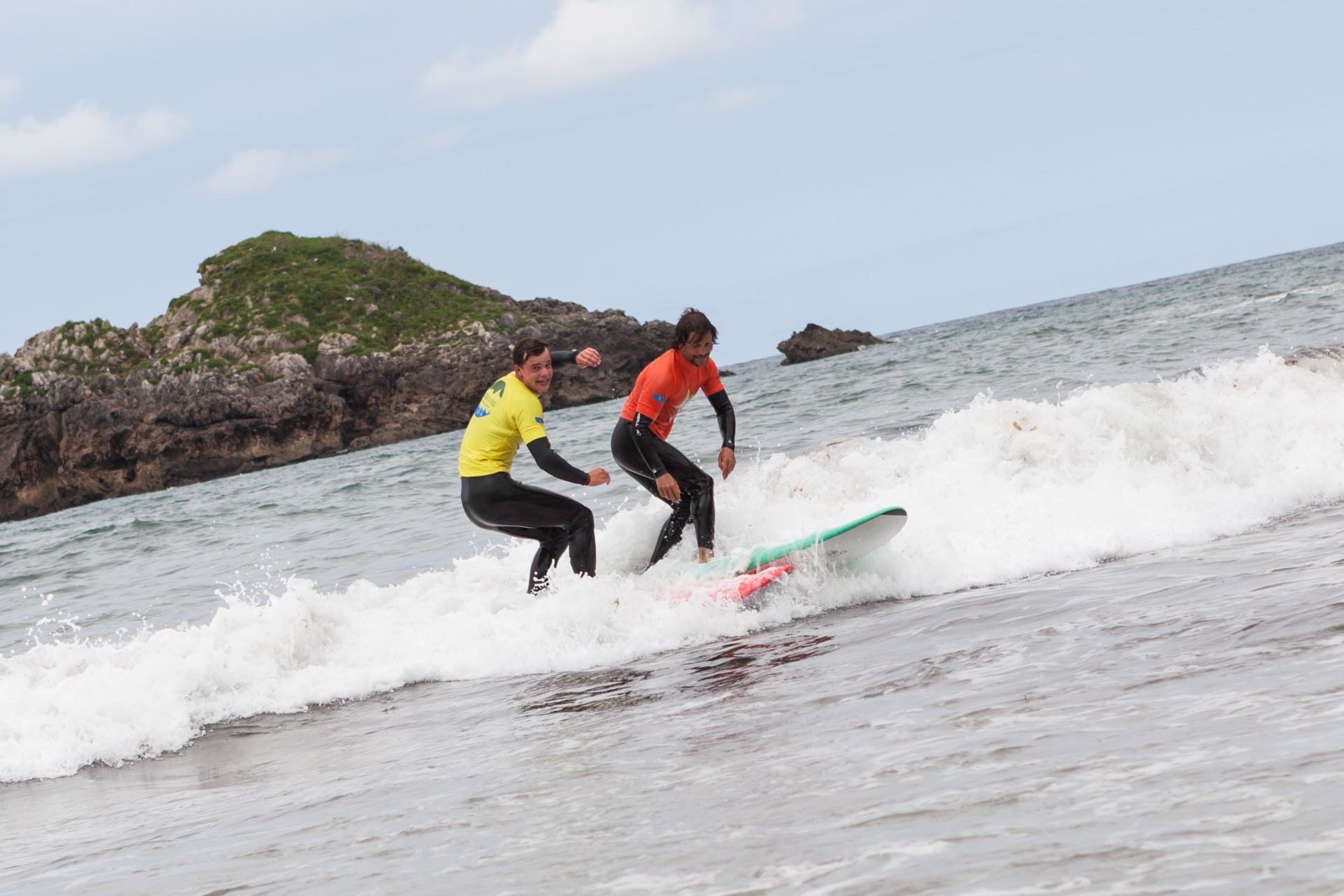 Imagen de  &iexcl;&iexcl;Clases de surf para j&oacute;venes y adultos a precios incre&iacute;bles en Llanes!!