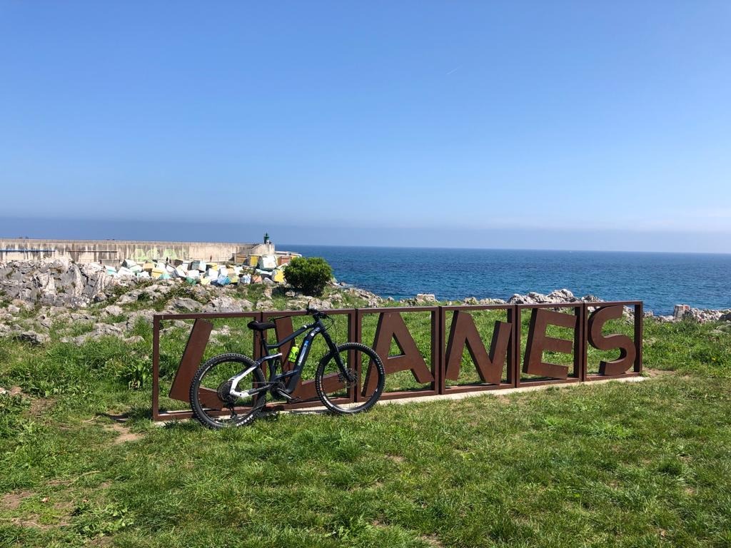 Imagen de Disfruta de Llanes de manera sostenible, fácil y divertida: Alquila tu e-bike!