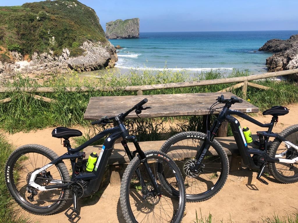 Imagen de Disfruta de Llanes de manera sostenible, fácil y divertida: Alquila tu e-bike!
