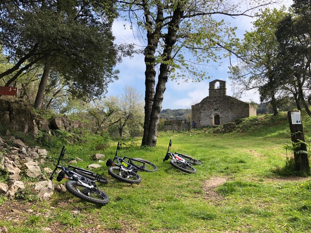 Imagen de Disfruta de Llanes de manera sostenible, fácil y divertida: Alquila tu e-bike!