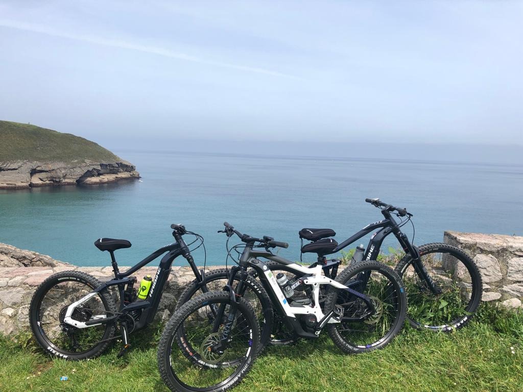 Imagen de Disfruta de Llanes de manera sostenible, fácil y divertida: Alquila tu e-bike!
