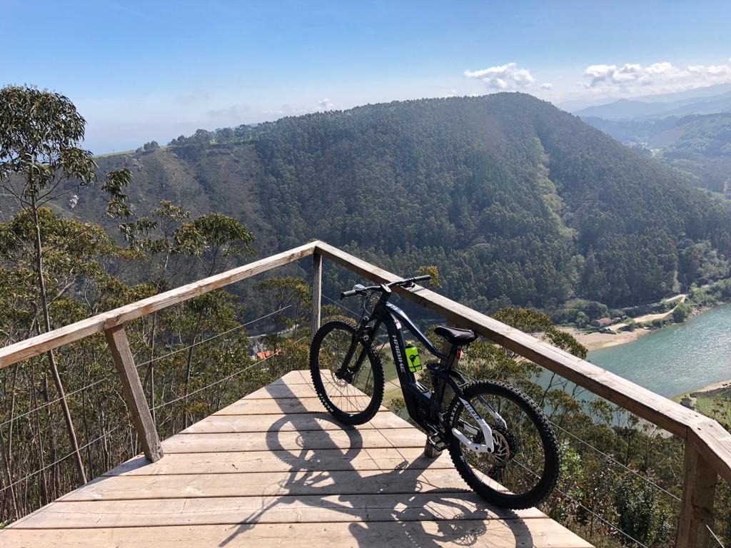 Imagen de Disfruta de Llanes de manera sostenible, fácil y divertida: Alquila tu e-bike!