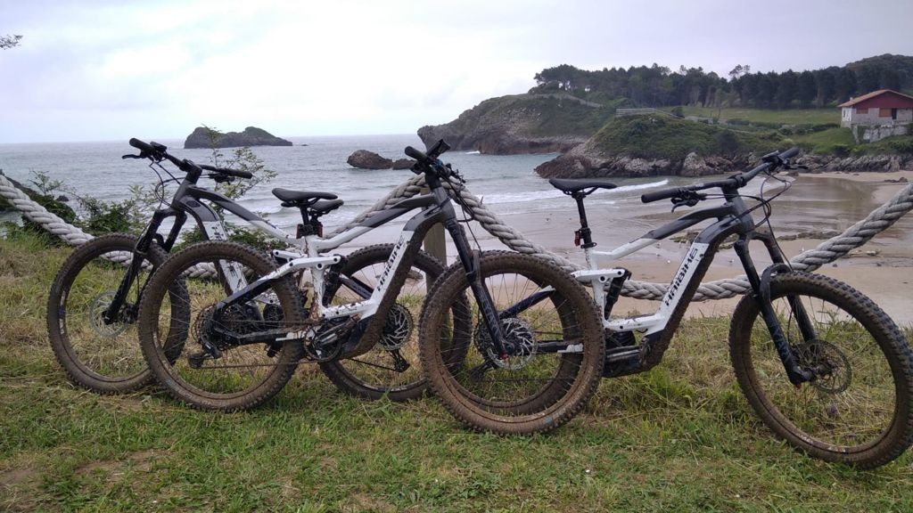 Imagen de Disfruta de Llanes de manera sostenible, fácil y divertida: Alquila tu e-bike!