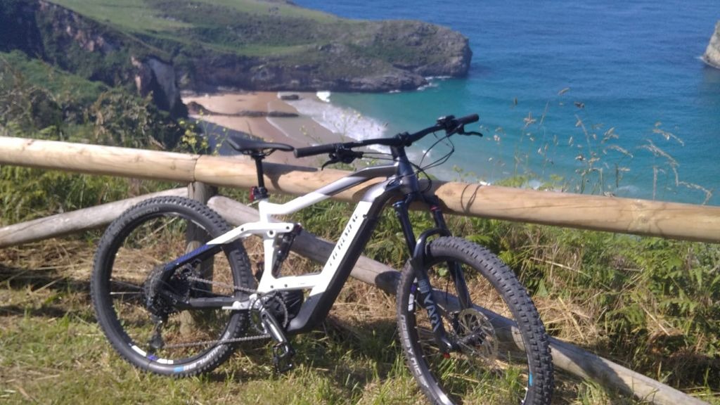 Imagen de Disfruta de Llanes de manera sostenible, fácil y divertida: Alquila tu e-bike!
