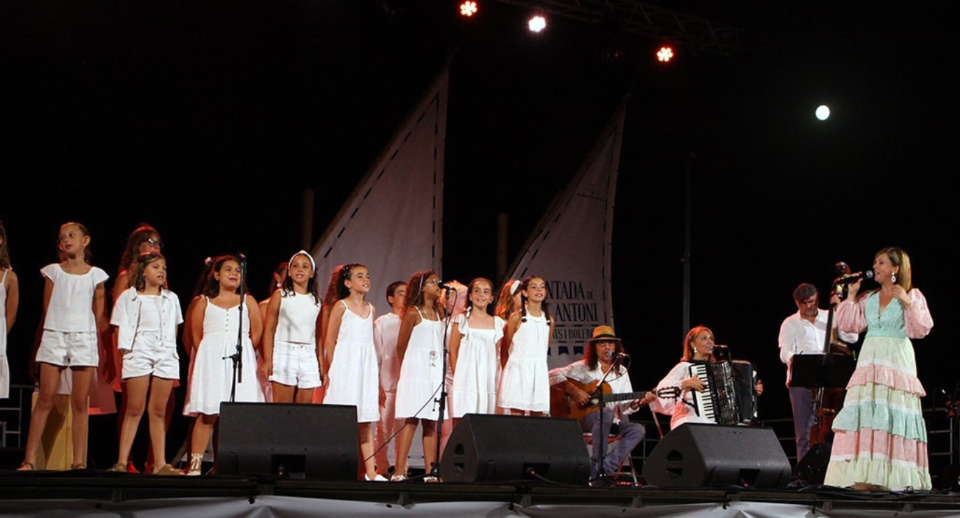 Imagen de Neus Mar acompanyada de la coral infantil Les Petites Veus del Mar