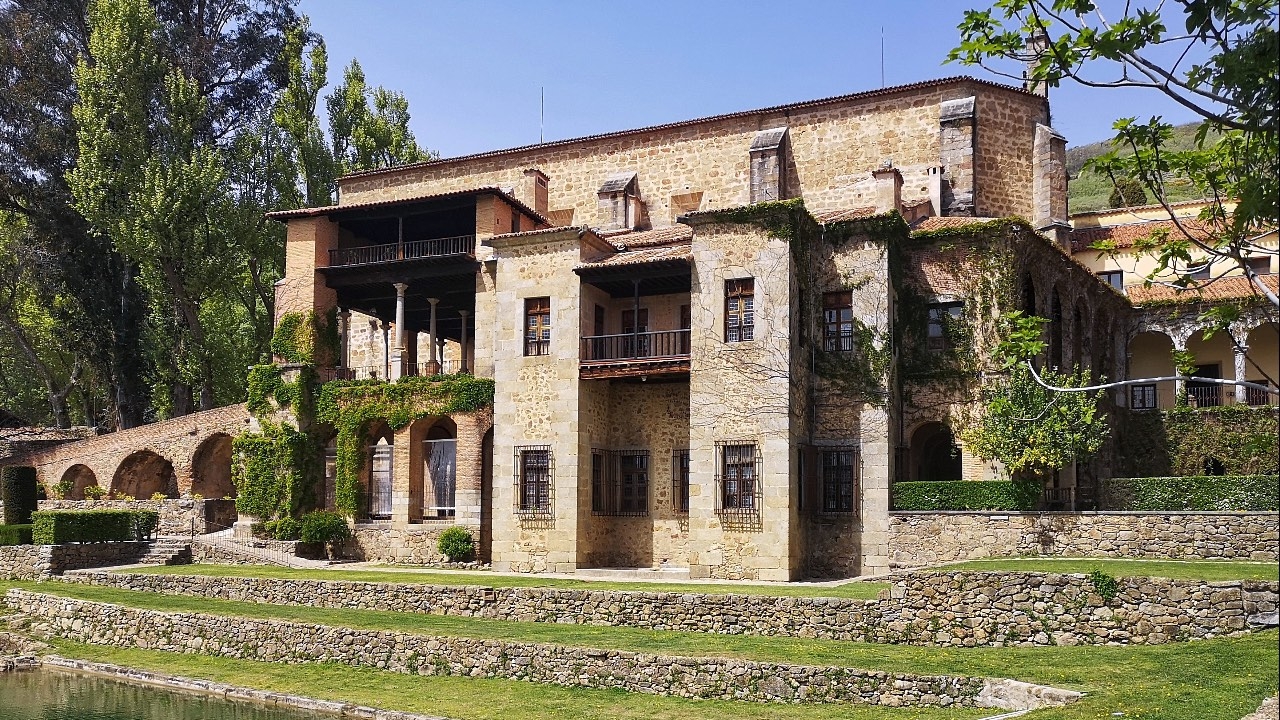 Vista de la fachada del Monasterio de Yuste, junto al estanque de agua