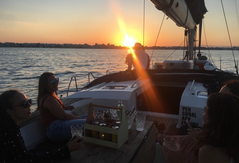 Imagen de Paseo en velero al atardecer