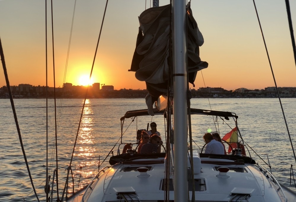 Imagen de Paseo en velero al atardecer