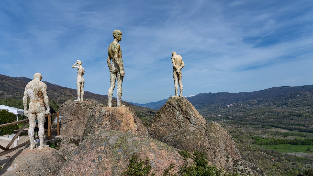 Landscape of the Jerte Valley with the four figures of the memory viewpoint.