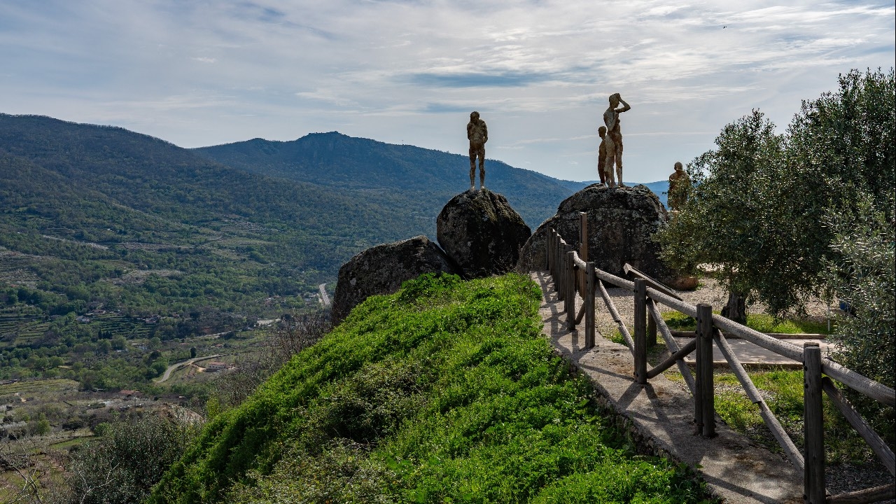 Vista del fondo del Valle con el mirador de la memoria a nuestra derecha.