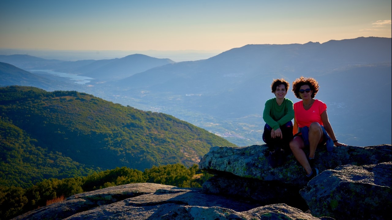 Dos personas posando desde lo alto de Peña Negra, en Piornal.