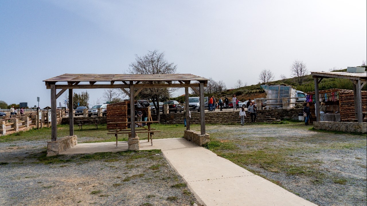 parking and rest area at the lookout point.