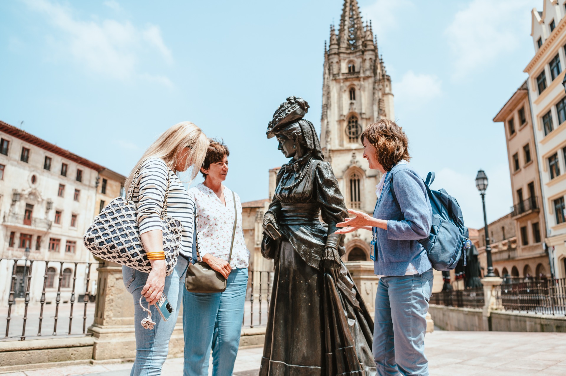 Imagen de GU&Iacute;A DE TURISMO - F&Aacute;TIMA &Aacute;LVAREZ