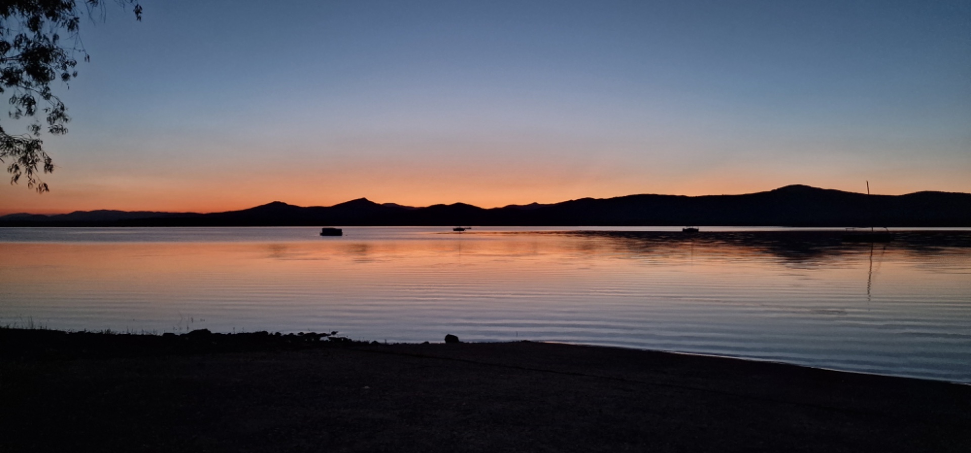 Imagen de DISFRUTA DE UNA PUESTA DE SOL EN BARCO Y  DEL TEATRO DE MÉRIDA EN CÁPARRA