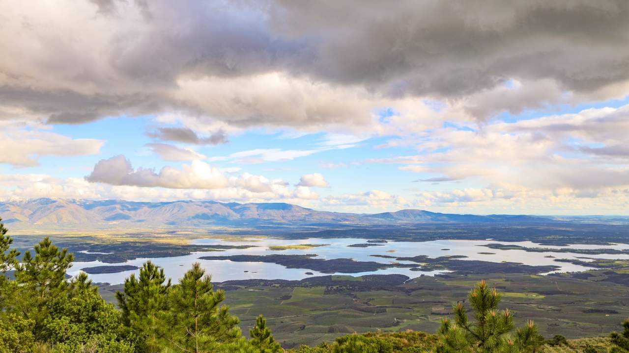 Panoramic view of the Gabriel y Galán reservoir in Tierras de Granadilla.