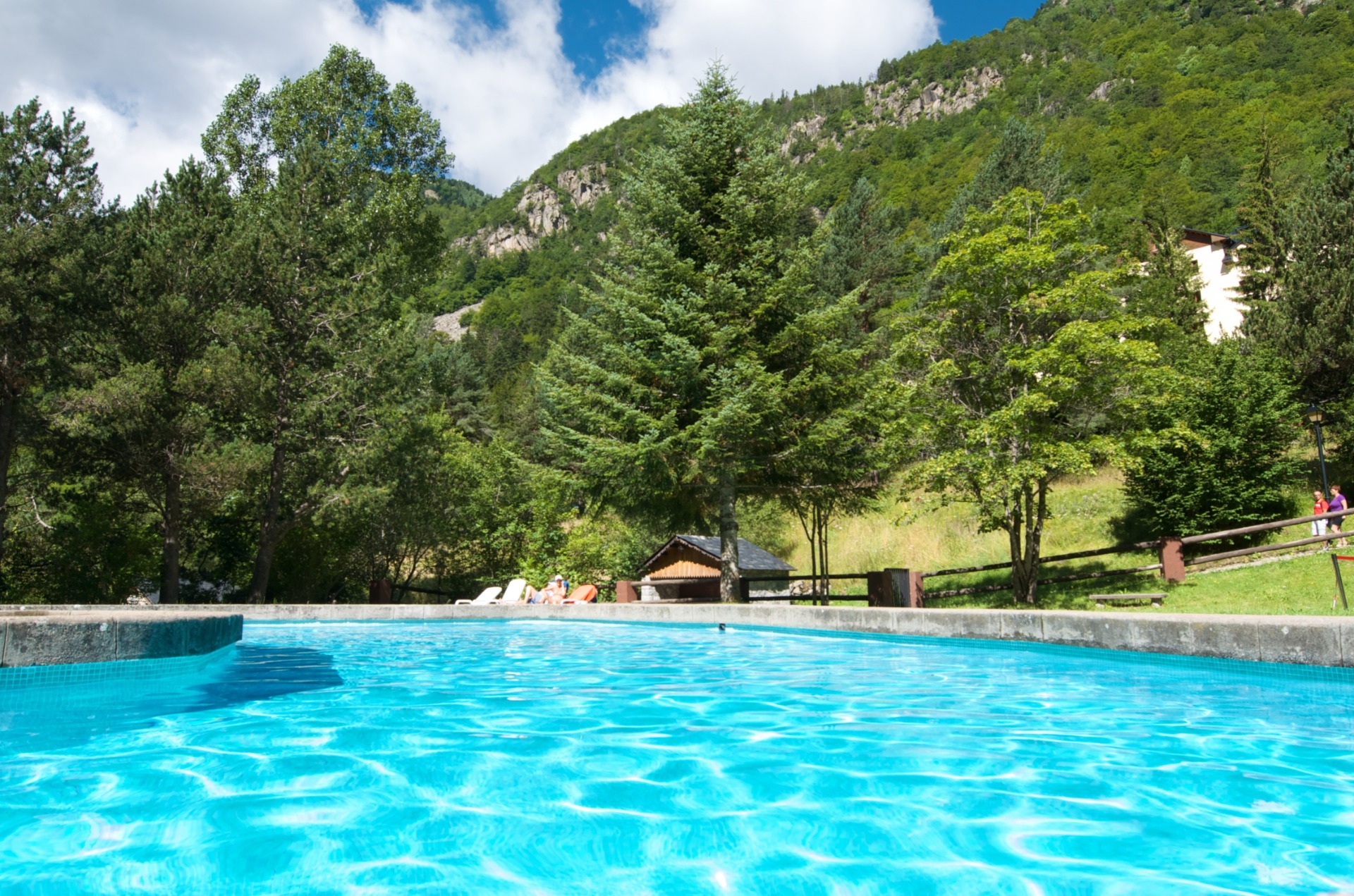 Imagen de Sumergete en las piscinas exteriores del Balneari de Caldes de Boí