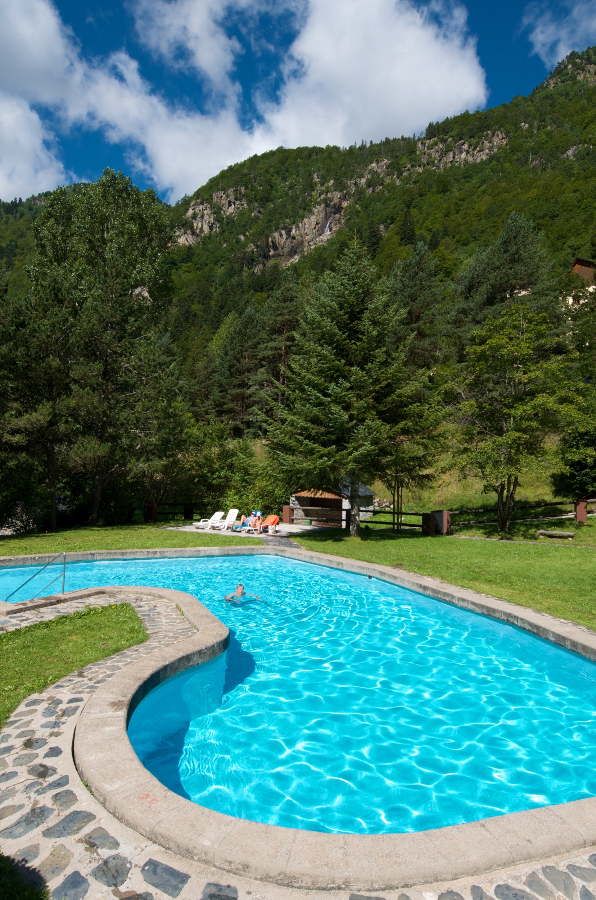 Imagen de Sumergete en las piscinas exteriores del Balneari de Caldes de Boí