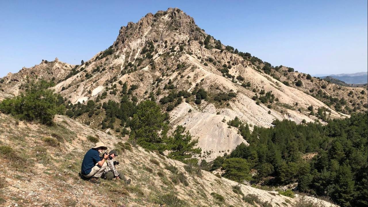 turista fotografiando el paisaje montañoso
