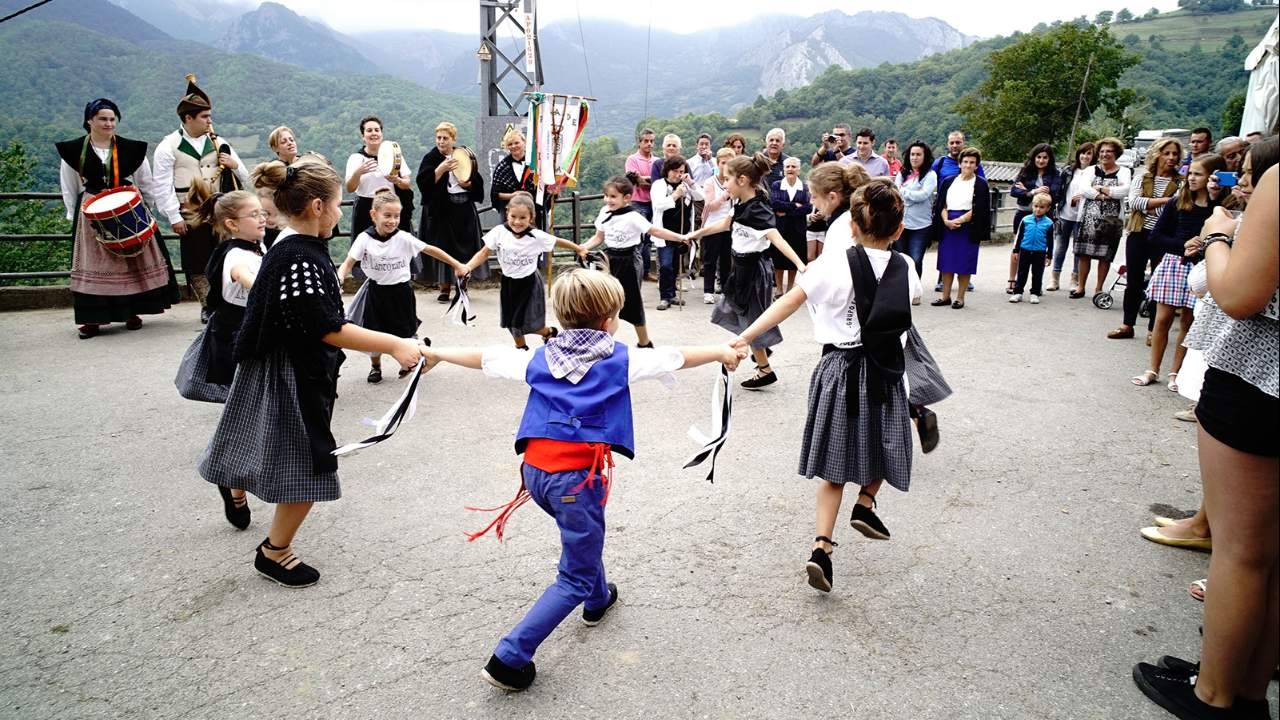 Children performing regional dances