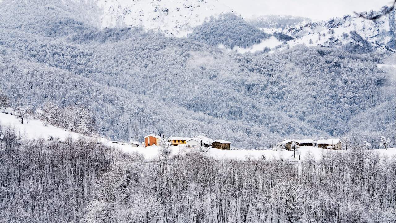 Pueblo en la montaña con nieve
