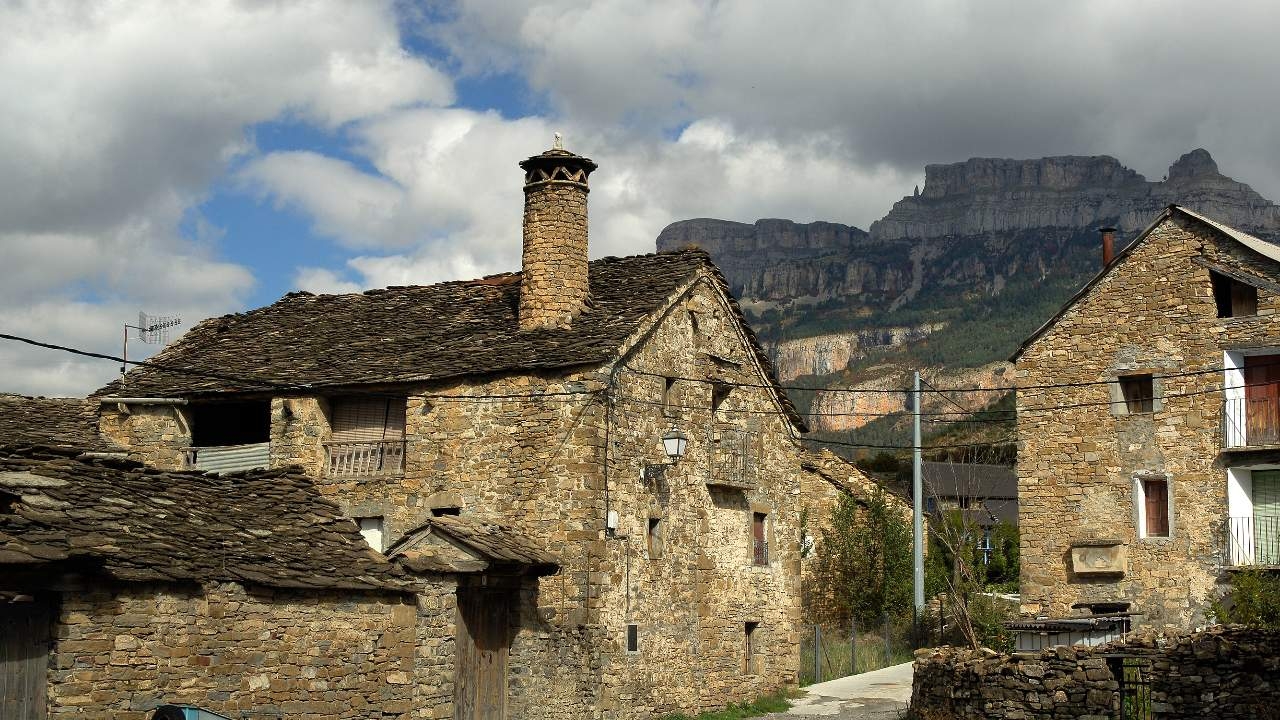 Buerba. Pueblo del Geoparque Sobrarbe-Pirineos. Arquitectura popular. 