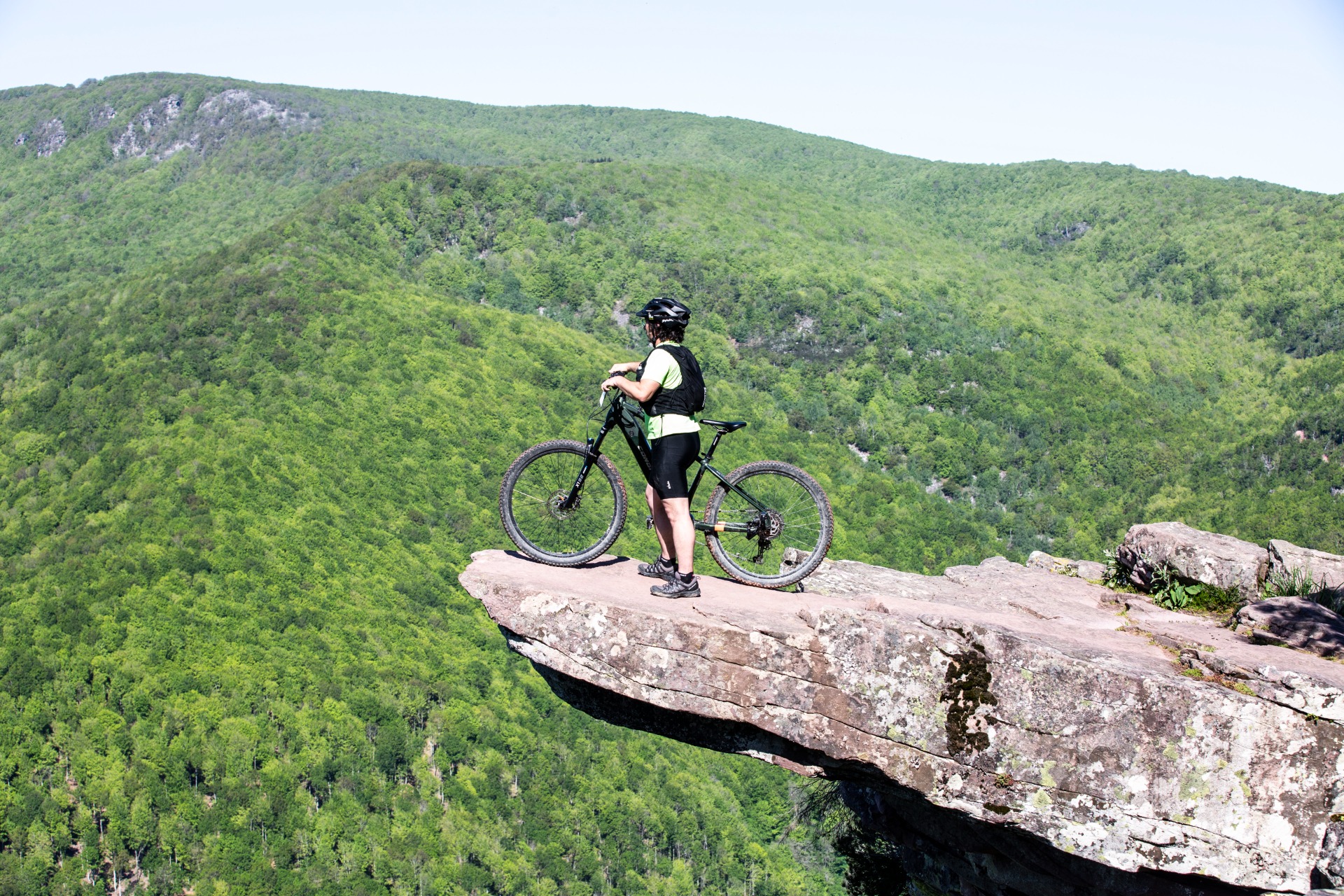 gente en bici en el pico