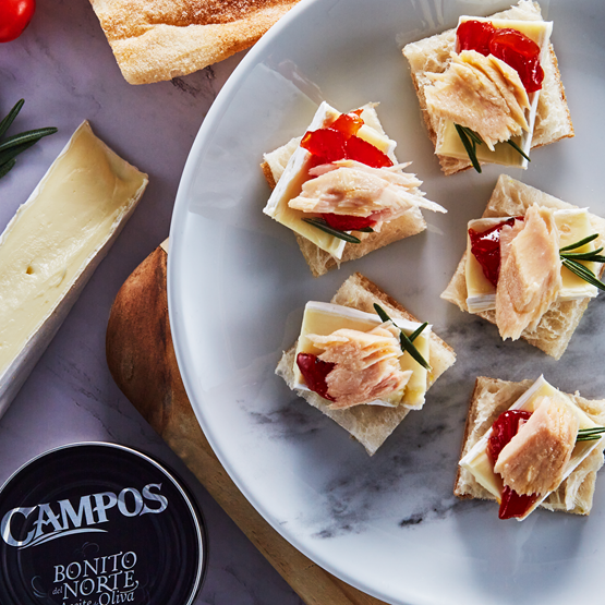  Plato de comida encima de una mesa