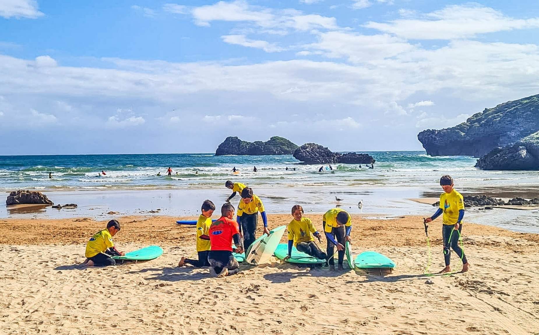 Grupo de ni&ntilde;os en la playa 