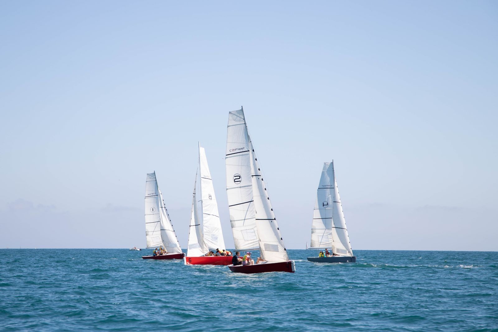  Varios barcos navegando por el mar.
